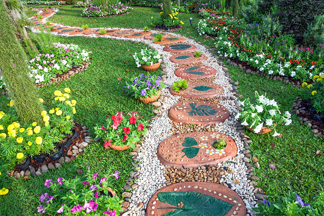 Bức tranh mơ mộng tô điểm cho khu vườn nhờ lối đi hình thảm hoa