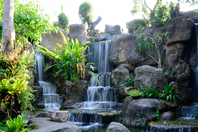 Mang thiên nhiên hùng vĩ vào nhà cùng thiết kế thác nước sân vườn